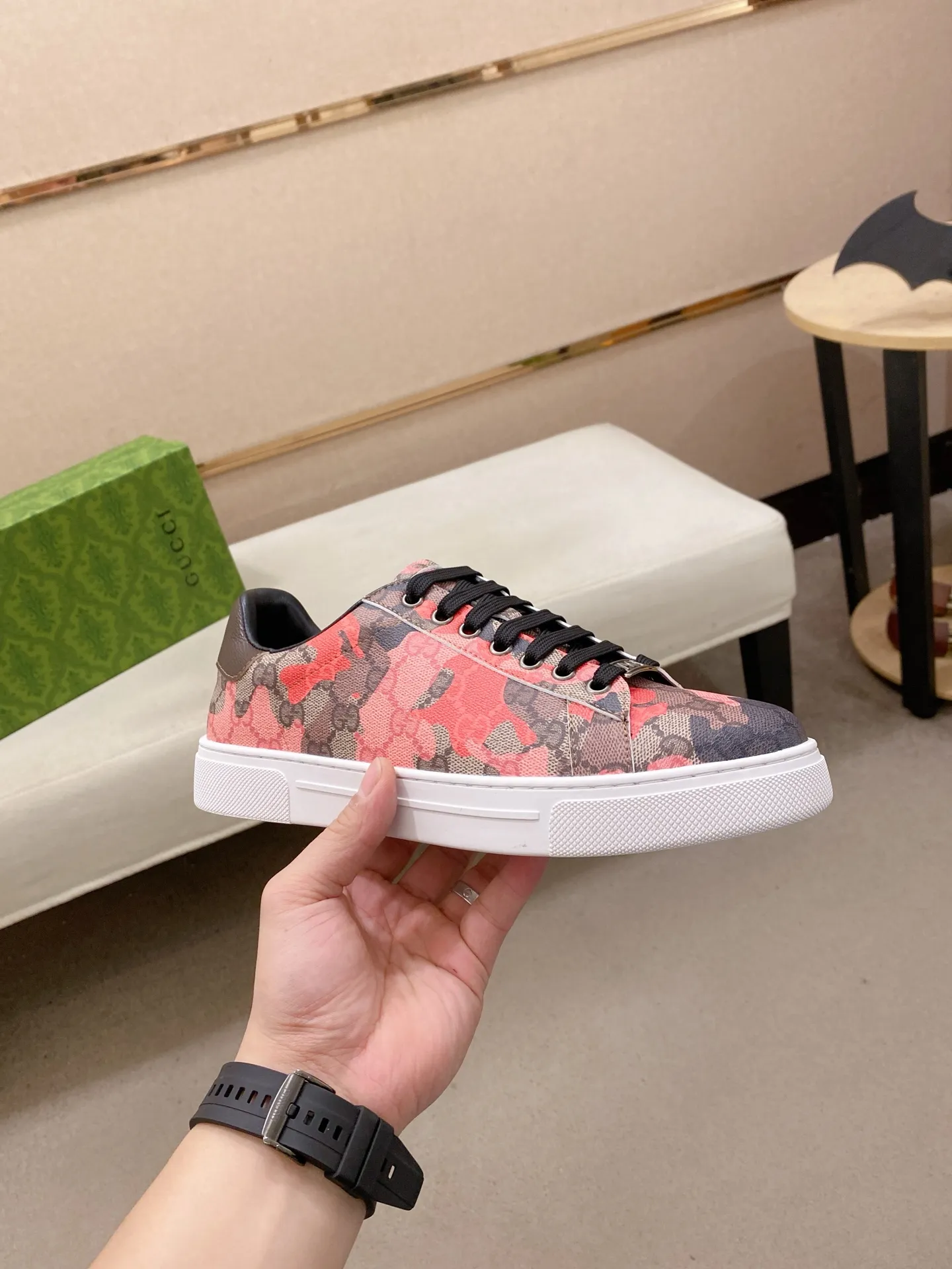Ex-factory price 380💰【Gucci】Gucci men’s latest series of casual shoes! The official website is built 1:1. The upper is made of imported high-quality cowhide, and the lining is made of high-quality sheepskin, which is soft and comfortable. Picky selection of materials and exquisite workmanship give you the best enjoyment. Number of yards: 38-44 yards.